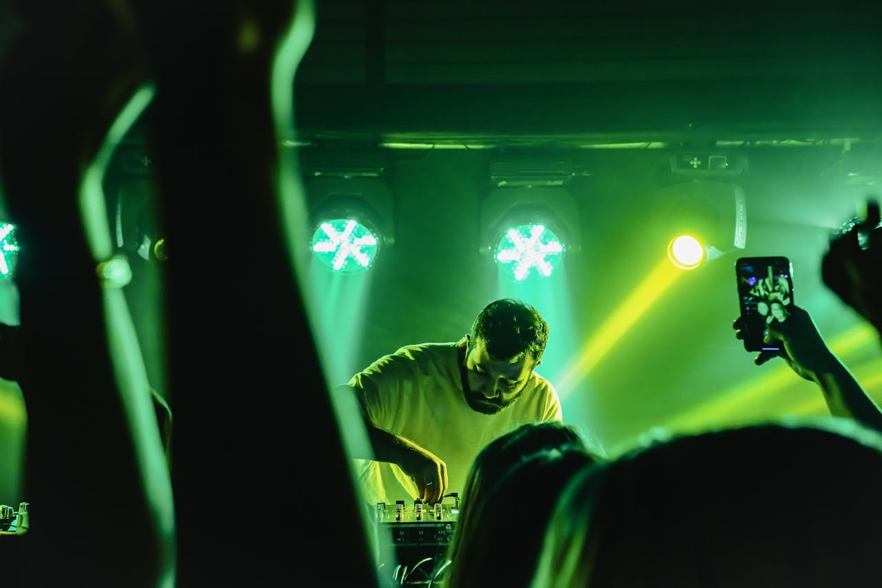 DJ performing at a lively nightclub in Samsun, Türkiye with vibrant green lights.